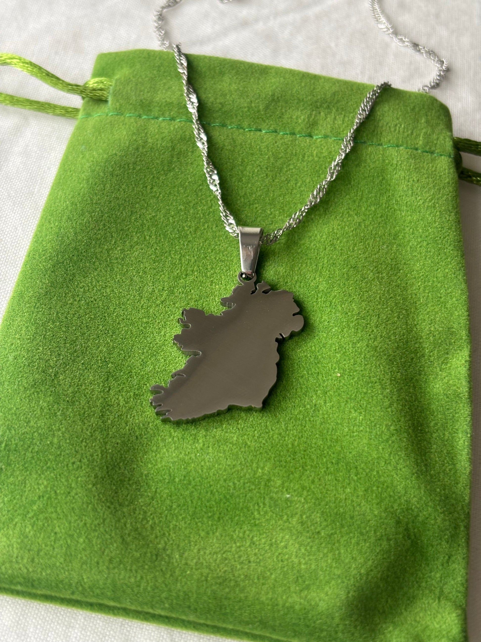 Eiré necklace